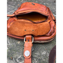 Load image into Gallery viewer, Men&#39;s Tan Medium Leather Bag (front pocket)
