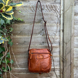 Men's Tan Medium Leather Bag (back)