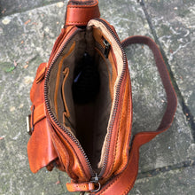 Load image into Gallery viewer, Men&#39;s Tan Medium Leather Bag (open)
