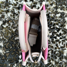 Load image into Gallery viewer, Scallop Shell &#39;Natalie&#39; Straw Effect Grab Bag (open)
