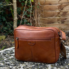 Load image into Gallery viewer, Honey Tan &#39;Ash&#39; Leather Messenger Bag (back)
