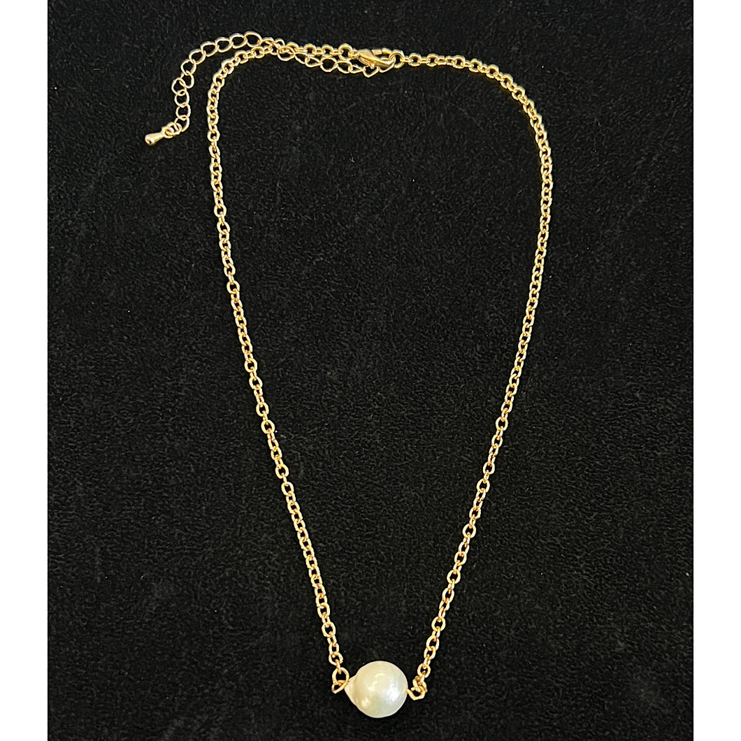 Short Gold Necklace with Pearl Detail